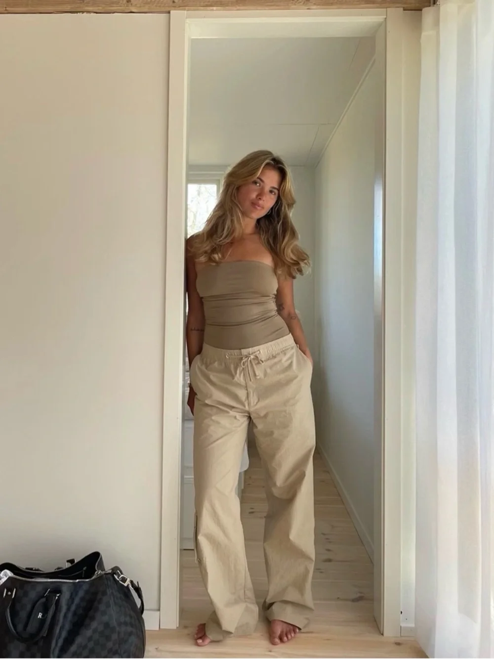 Djerf Avenue Sporty Pants Sand - Tall - Picture 4 of 9